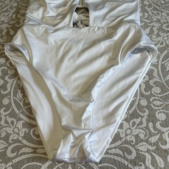Trina Turk Swimsuit Women 8 White Monaco Scoop Neck Cutout Ring Halter One Piece - Picture 11 of 13